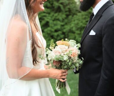 drugans-castle-mound-indoor-outdoor-wedding-couple-in-nature-flowers-bride-groom