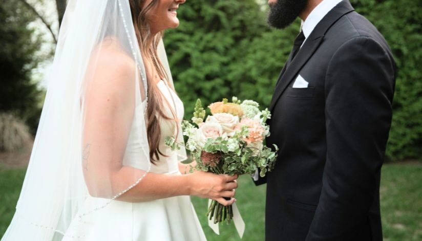 drugans-castle-mound-indoor-outdoor-wedding-couple-in-nature-flowers-bride-groom